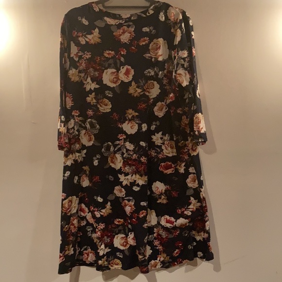 1X Fig & Olive Dark Blue Floral 3/4 sleeve dress PLUS strappy v neck - Picture 4 of 6